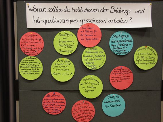 Berufsbildungs- und Integrationsbericht im Berufskolleg Schloß Neuhaus vorgestellt (© Foto: Kreis Paderborn Johanna Leifeld)